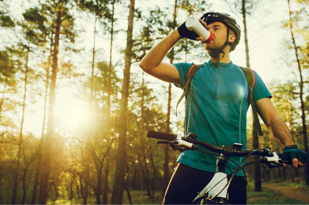 viel Wasser beim Radfahren trinken